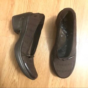 BZees Women's Electric Pumps Light Brown